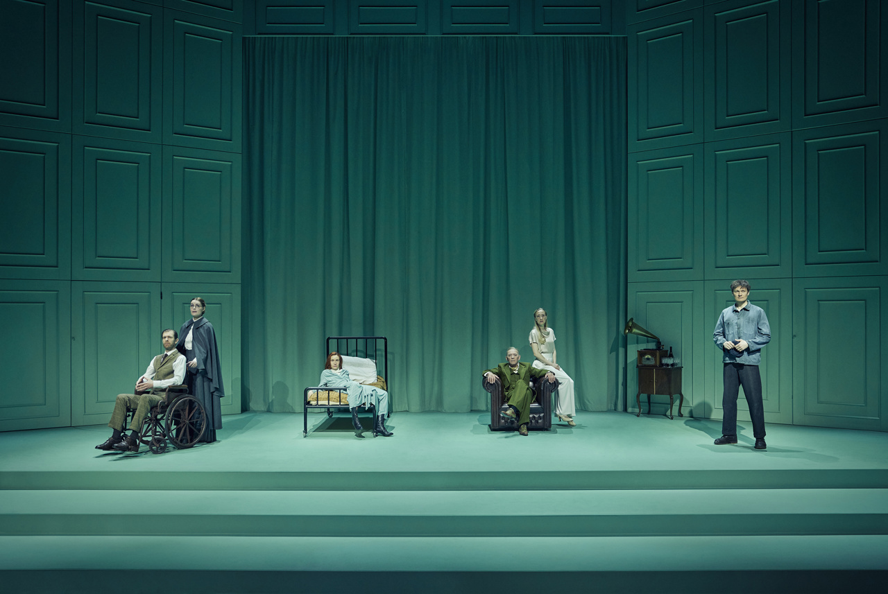 Som sygeplejeren Mrs. Bolton i Lady Chatterleys elsker med øvrige medlemmer af Aarhus Teaters ensemble